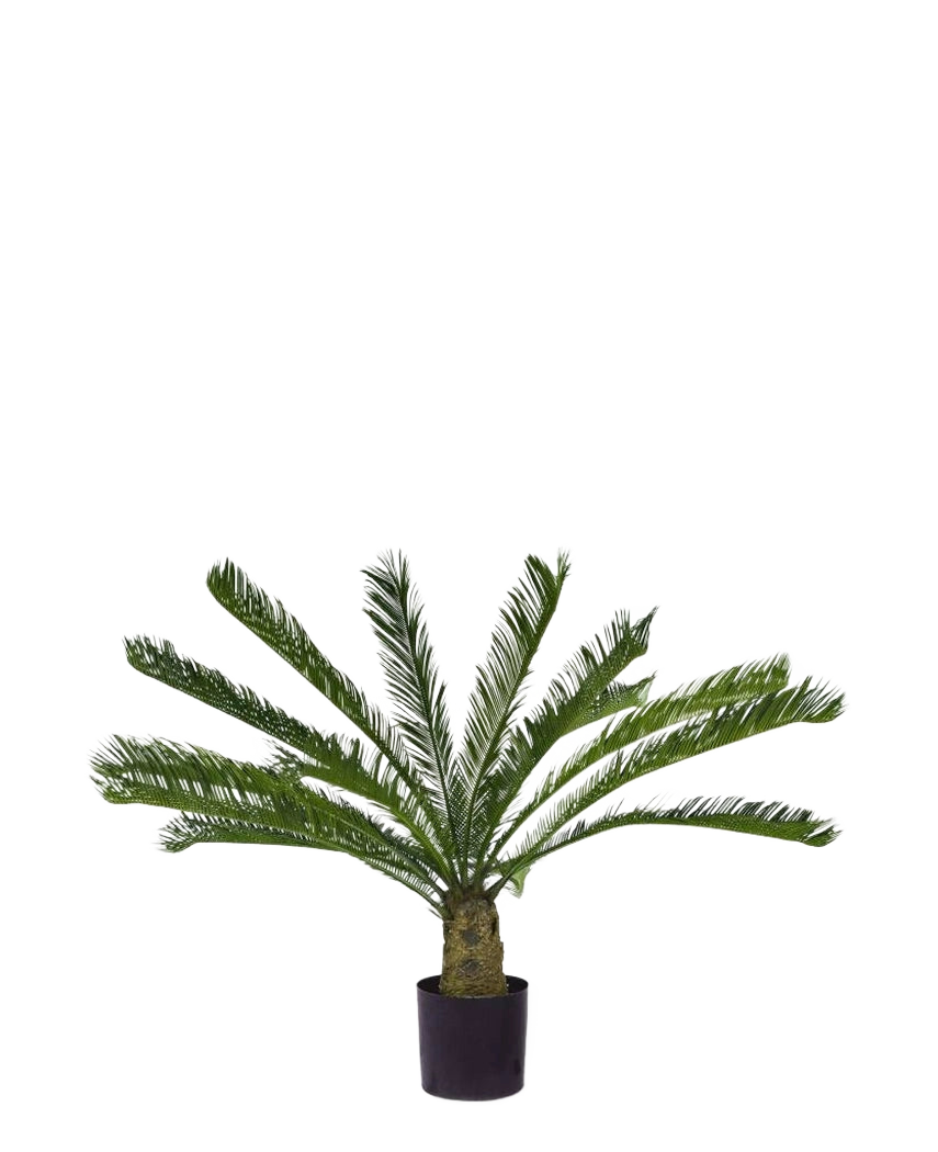 De Kunstplant Cycus Palm Deluxe 95 cm heeft overhangende, vederachtige groene bladeren en een dikke, gestructureerde stam tegen een effen witte achtergrond.