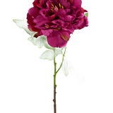 De Kunstbloem Pioen 61 cm roze is een kunstmatige donkerroze pioenroos met gelaagde bloemblaadjes, groene bladeren en een lange steel, afgebeeld tegen een effen witte achtergrond.