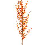 De Kunsttak Ilex 100 cm oranje heeft een enkele hoge tak met veel kleine oranje bessen aan slanke bruine stelen, tegen een effen witte achtergrond.