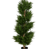Een Kunstplant Conifer Spiraal UV 120 cm, een hoge, spiraalvormige kunstconifer met dicht, donkergroen blad en een rechte stam, afgebeeld tegen een effen witte achtergrond.