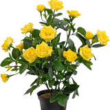 De Kunstplant Mini Rose UV 35 cm geel is een kunstplant in pot met meerdere stelen van levendige gele rozen en groene bladeren, weergegeven in een kleine zwarte container tegen een eenvoudige achtergrond.
