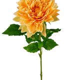 De Kunst Georgine Real Touch geel 70cm heeft een enkele gele dahlia met gelaagde bloemblaadjes en groene bladeren op een lange steel, geïsoleerd op een witte achtergrond.