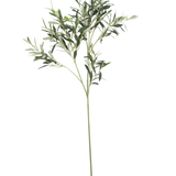 Het Kunst olijfblad 90 cm UV, met slanke groene bladeren en een lange steel, steekt af tegen een witte achtergrond voor een subtiele Mediterrane sfeer.