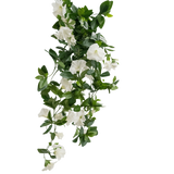 De Kunst hangplant Petunia 70 cm wit heeft groene bladeren en witte trompetvormige bloemen in een trapsgewijs wijnstokachtig ontwerp, tegen een effen witte achtergrond.