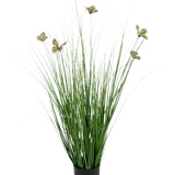 De Kunstgras vlinder-ui graspot 90cm brandvertragend heeft lange, dunne groene kunstgrasbladeren en gelige bloemen op lange stelen, gepresenteerd in een pot tegen een effen witte achtergrond.
