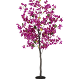 De Kunstplant Bougainvillea 150 cm Paars heeft een hoge, slanke stam met levendige paarse bloemen en groene bladeren, in een eenvoudige zwarte pot tegen een witte achtergrond.