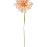 De Kunstbloem Gerbera mini 47 cm zachtroze is een kunstmatige lichtroze margriet met zachte, gelaagde bloemblaadjes en een geel hart op een lange groene steel, tegen een effen witte achtergrond.
