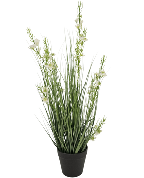 De Kunstgras Gierst Uien graspot 65cm brandvertragend heeft hoge, slanke groene grasachtige bladeren en verschillende stelen met kleine witte bloemen in een zwarte pot, tegen een effen witte achtergrond.