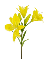 De Kunstbloem Aziatische Lelie 66 cm geel heeft meerdere bloeiende gele lelies met groene bladeren, gefotografeerd tegen een effen witte achtergrond.