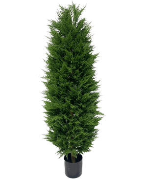 De Kunstplant Conifeer deluxe UV 150 cm heeft dicht, puntig blad in een zwarte plastic pot. Ideaal als kunstplant buiten om je tuin op te fleuren. Afgebeeld tegen een witte achtergrond.