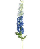 De Kunstbloem Delphinium 105 cm blauw heeft een hoge kunststengel met groene bladeren en trosjes kleine blauwe en witte bloemen, verticaal gerangschikt, tegen een witte achtergrond.