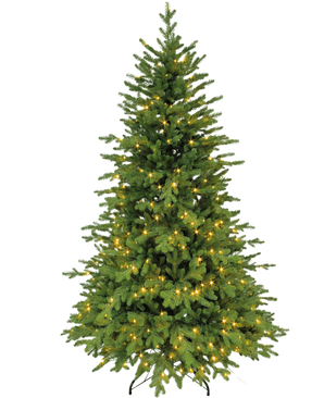 De Kunstkerstboom "Vinje" 100% PE - Smart LED heeft realistische PE-naalden, een echt aanrakingseffect en warmwitte smart LED verlichting. Hij staat op een eenvoudige zwarte standaard tegen een witte achtergrond.