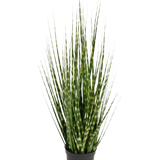 De Kunstgras Zebra uiengras tak is een 56 cm brandvertragende kunstplant met lange, smalle groene bladeren en lichtgroene strepen, die rechtop staat in een kleine zwarte pot tegen een witte achtergrond.