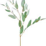 De Kunsttak Eucalyptus 86 cm groen heeft een enkele decoratieve eucalyptustak met slanke groene zijden bladeren en dunne bruine stengels, geïsoleerd afgebeeld op een witte achtergrond.