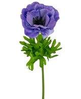 De Kunstanemoon Real Touch Blauw Paars 52cm heeft een enkele blauwpaarse anemoonbloem met gelaagde bloemblaadjes en een donker hart, op een groene steel met heldere, diep gelobde bladeren, tegen een witte achtergrond.