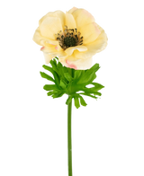 De Kunstanemoon Real Touch geel 52cm heeft een enkele lichtgele bloem met fijne bloemblaadjes, een donker hart, groen gebladerde kelkblaadjes en een lange groene steel, geïsoleerd op een witte achtergrond.