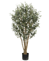 De Kunst olijfboom UV 120 cm is onderhoudsarm, heeft meerdere slanke stammen en groene bladeren, staat in een zwarte ronde pot, is UV-bestendig en stijlvol geïsoleerd op een witte achtergrond.