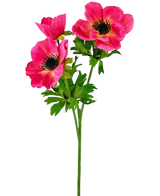 De Kunstbloem Anemoon vertakt 56 cm roze heeft een steel met drie felroze anemoonbloemen met een donker hart, omringd door groene bladeren, tegen een witte achtergrond.