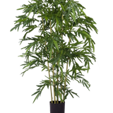 De Kunstplant Bamboe 180 cm brandvertragend is een hoge kunstbamboe met slanke groene bladeren en meerdere dunne stengels in een kleine zwarte pot, afgebeeld tegen een effen witte achtergrond.