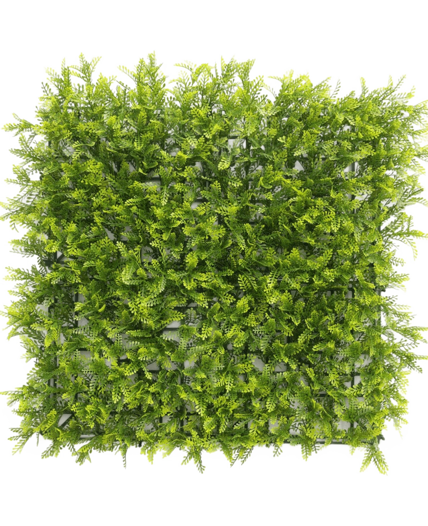 De Kunsthaag Groensteel 50x50 cm UV is een vierkant paneel van dicht, kunstmatig groen met kleine getextureerde bladeren dicht op elkaar voor een weelderige uitstraling, perfect voor een levendige inrichting tegen elke achtergrond.