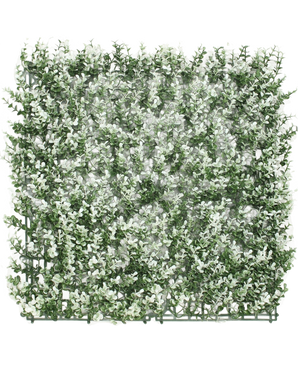 De Kunsthaag Buxus wit 50x50 cm UV is een vierkant kunstgroen bladerpaneel met kleine witte bloemen op een groene kunststof drager, perfect voor het maken van decoratieve hagen of plantenwanden.