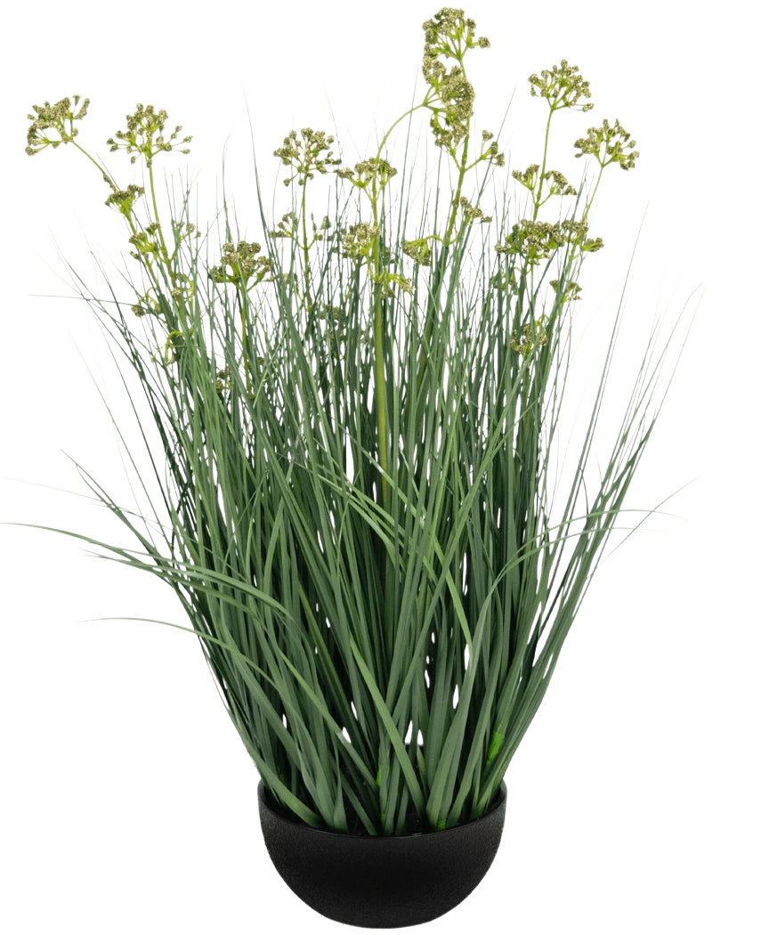 De Kunstgras Prei Bloem Ui Graspot 60cm brandvertragend heeft lange, dunne groene bladeren en lange stelen met geelgroene bloemtrossen in een zwarte pot, afgebeeld op een witte achtergrond.