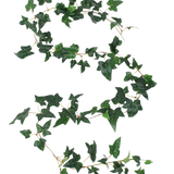 De Kunst Boston klimop slinger groen 180 cm UV heeft een lange klimoprank met groene, vijflobbige bladeren en dunne stengels in een vloeiende S-vorm op een witte achtergrond.