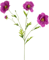 De Kunst Klaproos Real Touch Paars 65cm heeft een enkele groene stengel met verschillende takken, elk met levendige paarse bloemen en weelderige groene bladeren, allemaal prachtig geïsoleerd op een witte achtergrond.