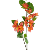De Kunsttak Bougainvillea 81 cm perzik heeft een enkele steel met trossen perzikoranje en gele bloemen, aangevuld met groene bladeren, tegen een witte achtergrond.