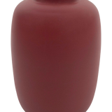 De Vaas Artic Roze Ø21 x H29 cm is een eenvoudige vaas van kastanjebruin keramiek met een matte afwerking, een brede ronde vorm en een smalle opening aan de bovenkant.