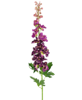 De Kunstbloem Delphinium Paars 79 cm is een enkele kunstmatige paarse delphinium stengel met meerdere bloesems en groene, diep gelobde bladeren, geïsoleerd afgebeeld op een witte achtergrond.