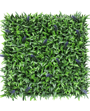 De Kunsthaag Lavendel 50x50 cm UV is een vierkant paneel van dicht groen kunstgras met kleine, verspreid liggende paarse bloemen, van bovenaf gezien op een witte achtergrond.