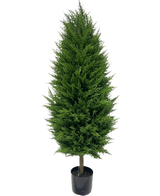 De Kunstplant Conifeer deluxe UV 120 cm heeft dicht, donkergroen blad en staat rechtop in een zwarte kunststof pot - perfect als UV-bestendige kunstplant voor je tuinstuk.