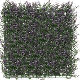 De Kunsthaag Buxus paars 50x50 cm UV is een dicht, vierkant paneel van kunstgroen met kleine paarse bloemen, waardoor een weelderige verticale tuinmat ontstaat die perfect is om een witte achtergrond op te fleuren.