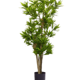 De Kunstplant Dracena Reflexa 150 cm is een hoge kunstplant met meerdere dunne stammen en trossen lange, slanke groene bladeren in een kleine zwarte pot, tegen een effen witte achtergrond.