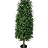 De Kunstplant Buxus Pyramide UV 120 cm is een hoge, kegelvormige kunstplant met dichte groene bladeren in een kleine zwarte pot, perfect voor elke tuin. Hij is voorzien van UV-bescherming om zijn levendige look te behouden tegen een effen witte achtergrond.