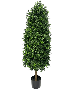 De Kunstplant Buxus Pyramide UV 120 cm, met dichte groene bladeren in een kegelvorm, staat in een kleine zwarte pot. De UV-bescherming zorgt voor langdurig groen binnen of buiten tegen een witte achtergrond.