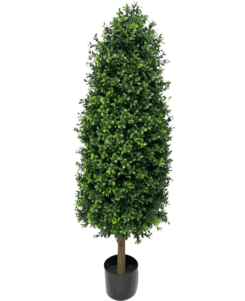 De Kunstplant Buxus Pyramide UV 120 cm is een hoge, kegelvormige kunstplant met dichte groene bladeren in een kleine zwarte pot, perfect voor elke tuin. Hij is voorzien van UV-bescherming om zijn levendige look te behouden tegen een effen witte achtergrond.