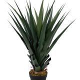 De Kunstplant Agava Pandora UV 85 cm heeft lange, puntige groene bladeren met roodachtige uiteinden, in een zwarte pot tegen een effen witte achtergrond.