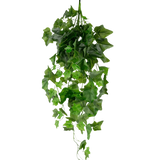 De Kunst Klimop 70 cm groen is een hangende kunstklimop met hangende groene bladeren en meerdere ranken tegen een effen witte achtergrond.