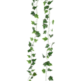 Twee lange Kunst Klimop Slinger 180 cm groen/wit strengen kunstklimop hangen verticaal tegen een effen witte achtergrond.