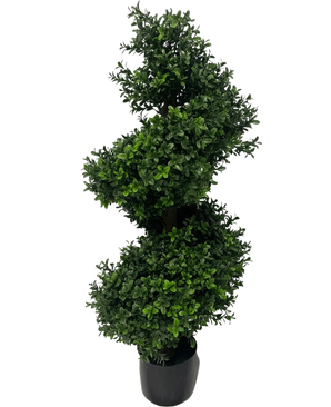 De Kunst Buxus Spiraal Romeinse stijl UV 90cm heeft dicht groen blad in een spiraalvorm, in een kleine zwarte pot tegen een effen witte achtergrond.