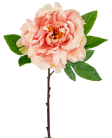 De Kunstbloem Pioenroos 61 cm zacht roze is een kunstmatige perzikroze pioenroosstengel met ruches in de bloemblaadjes, een geel hart en meerdere groene bladeren, afgebeeld tegen een witte achtergrond.