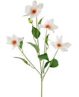 De Kunstclematis Real Touch Wit 88cm heeft een groene steel met vier witte bloemen, elk met een oranje hart, en verschillende groene bladeren tegen een effen witte achtergrond.