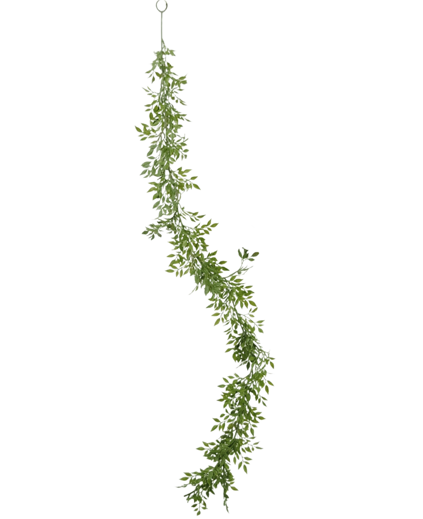 De Kunst slingerplant Bamboe 182 cm is een lange groene bladerenslinger met kleine takjes en blaadjes, verticaal hangend aan een metalen ring tegen een effen witte achtergrond.