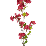 De Kunstbloem Bougainvillea 120 cm bordeaux heeft een enkele steel met meerdere diep bordeaux kunstbloemen en groene bladeren op slanke bruine takken, tegen een effen witte achtergrond.