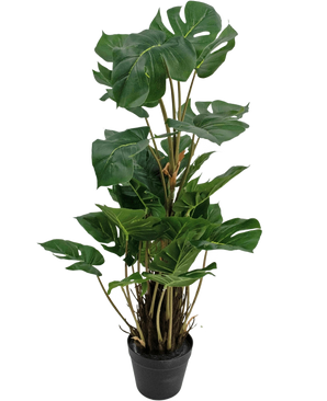De Kunstplant Monstera 90 cm is een kunstplant met grote, glanzend groene bladeren met natuurlijke splitten, rechtop in een zwarte kunststof pot tegen een witte achtergrond.