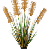 De Kunst Pampasgras 120 cm brandvertragend heeft hoge groene en gele grasachtige bladeren met pluizige bruine pluimen. Deze elegante, brandvertragende kunstplant voegt verfijning toe aan elke collectie nepplanten tegen een witte achtergrond.