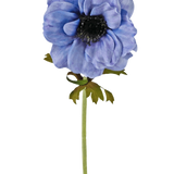 Een enkele Kunstbloem Anemoon 35 cm blauw met rucheblauwe bloemblaadjes, een donker hart en een groene stengel met een paar blaadjes tegen een witte achtergrond.