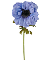 De Kunstbloem Anemoon 35 cm blauw is een kunstmatige blauwe anemoon met gelaagde bloemblaadjes, een donkere centrale schijf en groene bladeren op een slanke steel, gepresenteerd tegen een witte achtergrond.